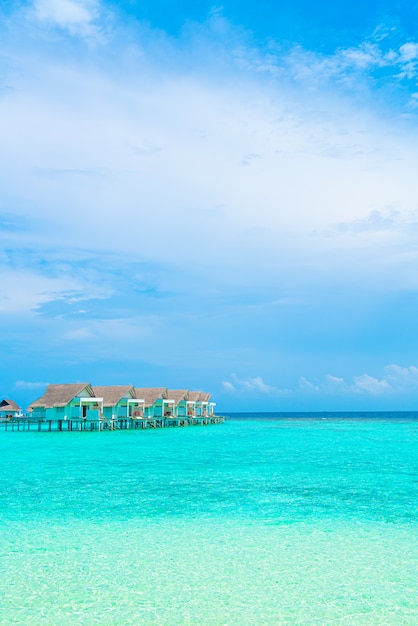 Splendido hotel resort tropicale e isola delle Maldive con spiaggia e mare