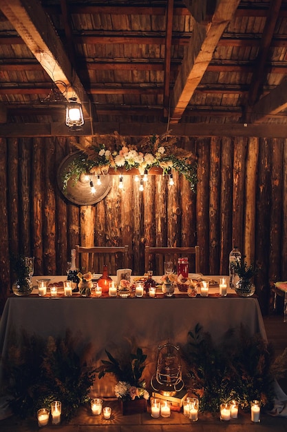 Splendido interno di tavolo per sposi tavolo in stile rustico con decoro naturale.