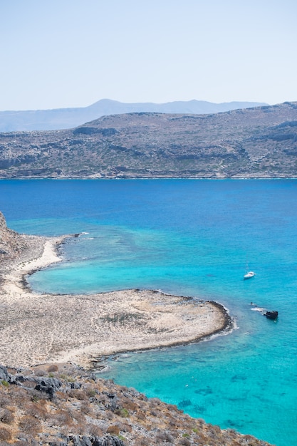 Splendido mare turchese, vista dall'alto. Isole greche