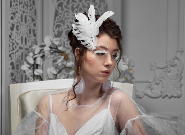 Splendido modello Studio moda e bellezza ritratto bianco creativo make up Idea cigno bianco o angelo