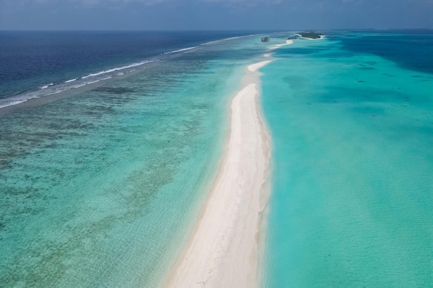 Splendido oceano blu e sabbia bianca isola maldive top drone vista aerea deserta nascosta spiaggia delle Maldive copyspace per il testo