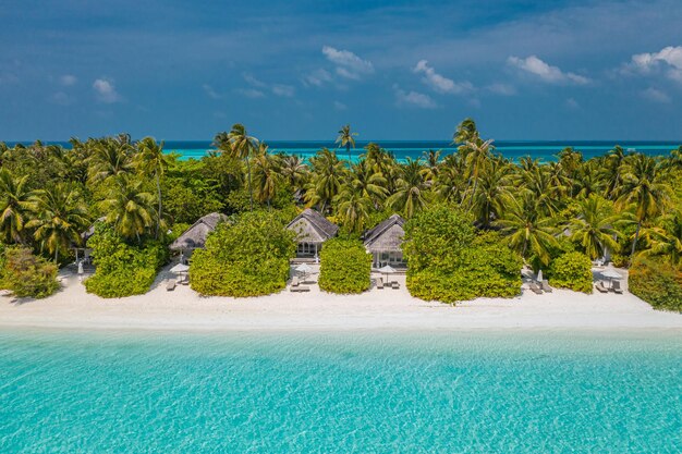 Splendido paesaggio aereo ville resort tropicali di lusso Bellissima spiaggia dell'isola, palme, cielo marino