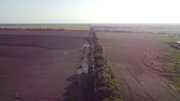 Splendido paesaggio agricolo terreno agricolo campo arato campi seminati con diverse colture agricole