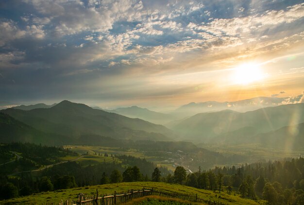 Splendido paesaggio della valle di montagna estiva