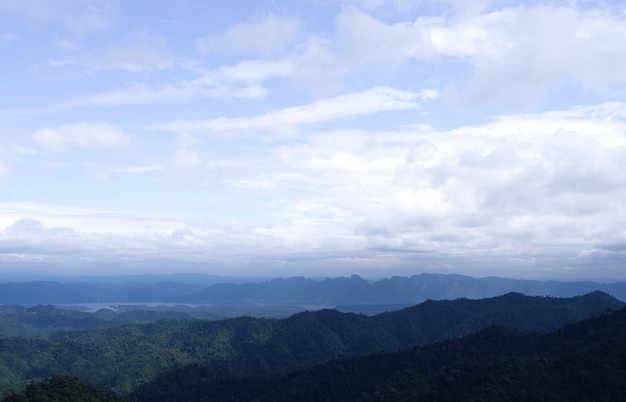 Splendido paesaggio di montagna, con cime ricoperte di foresta e un cielo nuvoloso