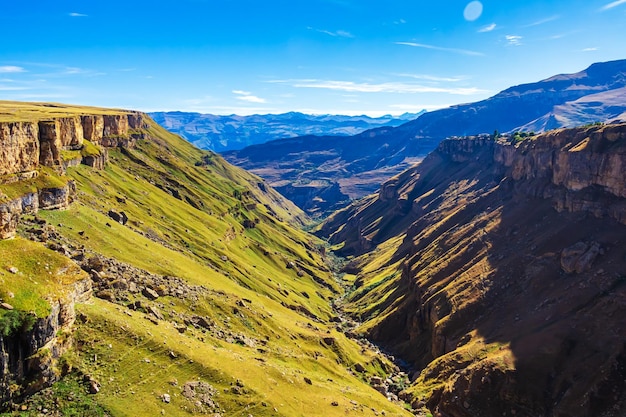 Splendido paesaggio di montagna in una giornata di sole