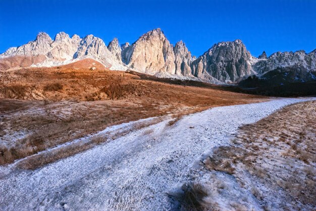 Splendido paesaggio invernale e montagna smerigliata di neve in Italia