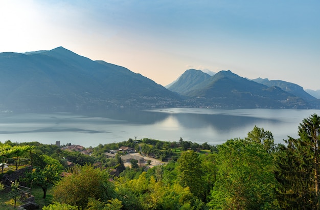 Splendido paesaggio italiano sul lago di Como