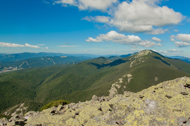 Splendido paesaggio montano, con cime coperte di foresta e un cielo nuvoloso. Ucraina montagne, Europa