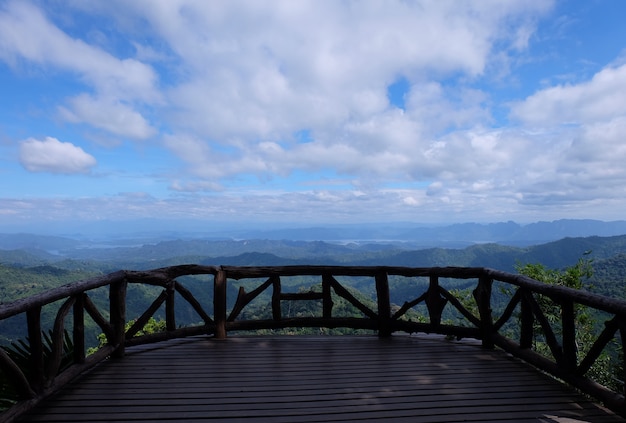 Splendido paesaggio montano, con cime ricoperte di foresta e un cielo nuvoloso