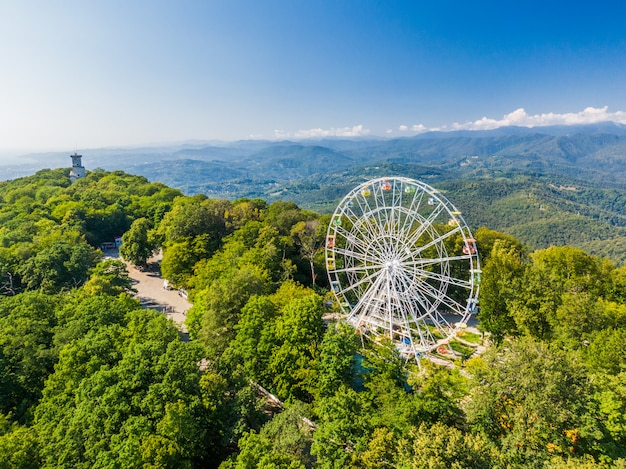 Splendido paesaggio montano con ruota panoramica