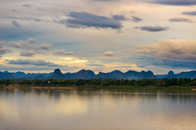 Splendido paesaggio nel Lao PDR sulla sponda opposta del Mekong, visto da Nakhon Phanom.