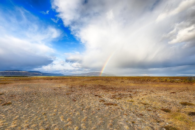 Splendido paesaggio tempestoso islandese con arcobaleno