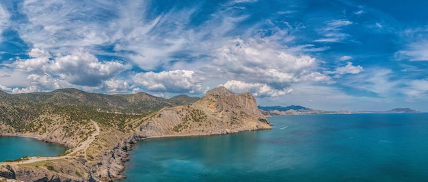 Splendido panorama marino di capo kapchik fino al sentiero galitsin e alla baia blu del Mar Nero