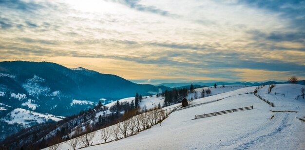 Splendido panorama sui pendii montani