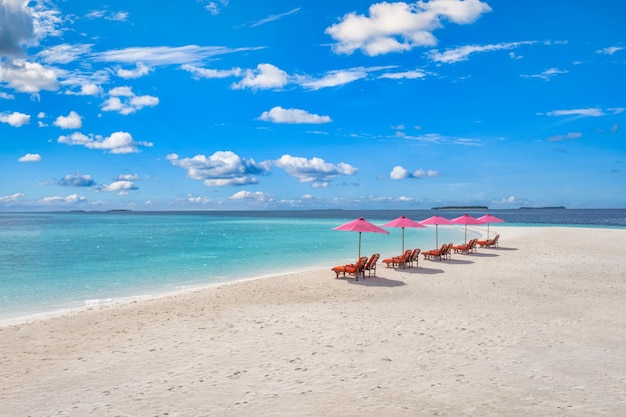 Splendido relax mare sabbia cielo Viaggi ricreativi estivi Ombrelli con sedie per paesaggi aerei per il tempo libero