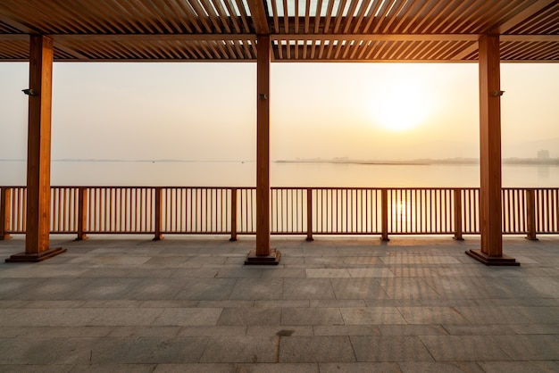 Splendido scenario del lago Taiyuan Jinyang al tramonto