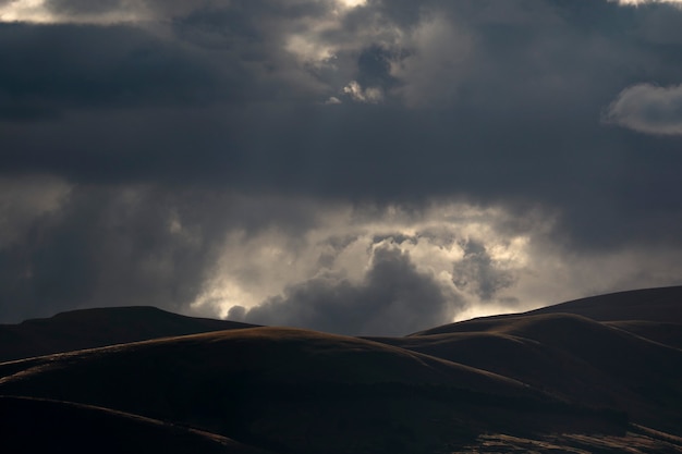 Splendido scenario del paesaggio montuoso al tramonto con cielo drammatico e nuvoloso nella Valle del Mantaro nella regione centrale delle Ande peruviane.