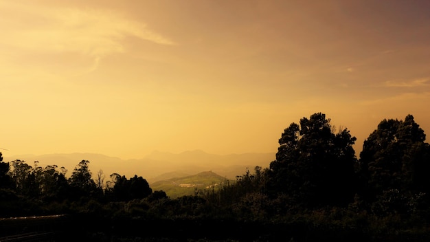 Splendido scenario del tramonto a Ooty in una giornata nuvolosa e nebbiosa durante l'ora d'oro Destinazione perfetta per trascorrere i fine settimana in luna di miele in famiglia e in pensione