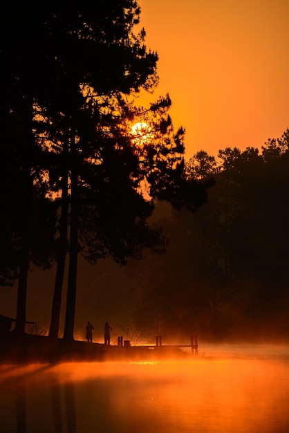 Splendido scenario dell'alba con la nebbia sul lago Pang Oung a Mae Hong Son Thailandia