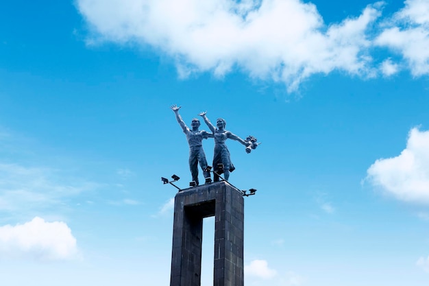 Splendido scenario della statua di benvenuto con cielo blu