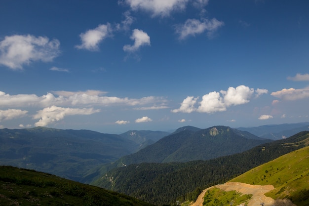 Splendido scenario di cime montuose