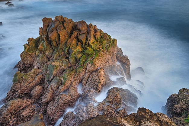 Splendido scenario di formazioni rocciose in riva al mare