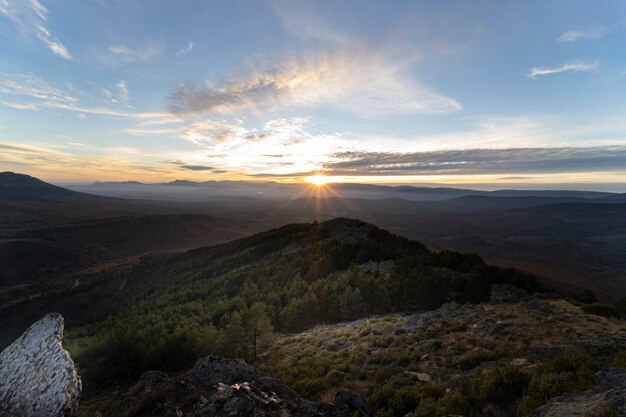 Splendido scenario di montagna al tramonto