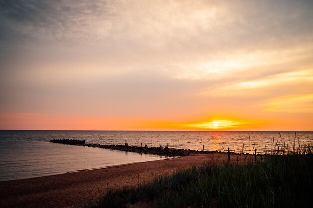 Splendido scenario di un mare al tramonto