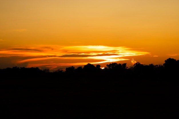 Splendido scenario paesaggistico del drammatico tramonto colorato