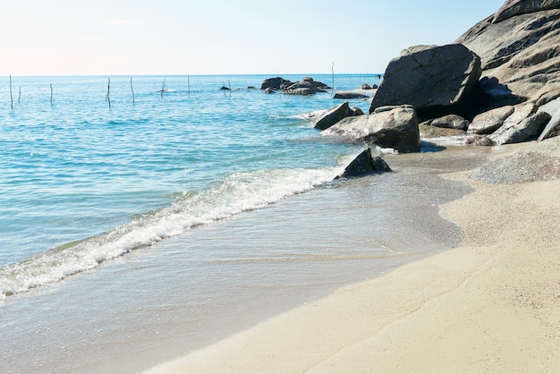 Splendido scenario sulla spiaggia in riva al mare