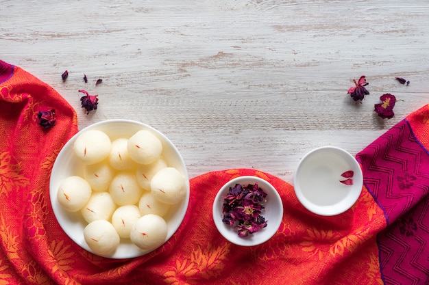 Sponge Rasgulla dolci, famoso cibo dolce indiano. Vista dall'alto