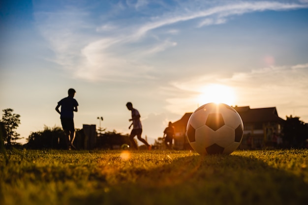 sport all'aperto di un gruppo di bambini che si divertono a giocare a calcio per fare esercizio