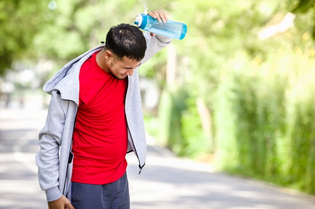 Sport asiatico che corre acqua potabile