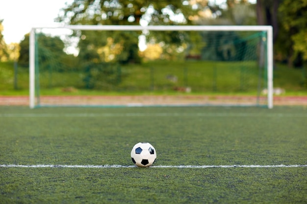 sport, calcio e gioco - palla e porta sul campo di calcio