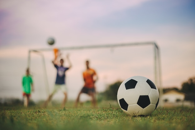 sport d'azione all'aperto della diversità dei bambini che giocano a calcio calcio per l'esercizio