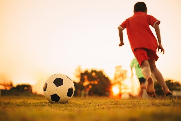 sport d'azione all'aperto della diversità dei bambini che giocano a calcio calcio per l'esercizio