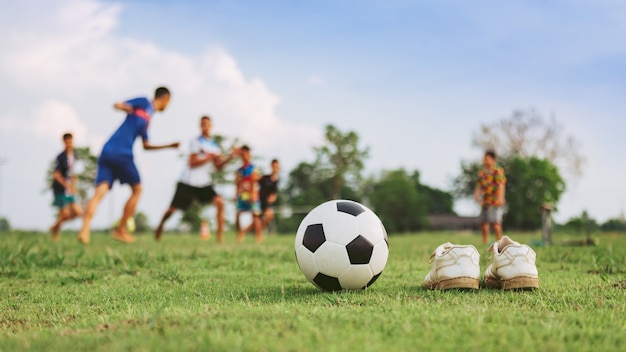 sport d'azione all'aperto della diversità dei bambini che si divertono giocando a calcio calcio