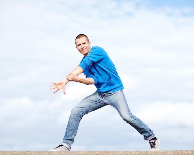 sport, danza e concetto di cultura urbana - bel ragazzo che fa la mossa di danza