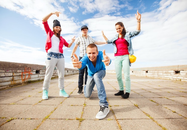 sport, danza e concetto di cultura urbana - gruppo di adolescenti che ballano