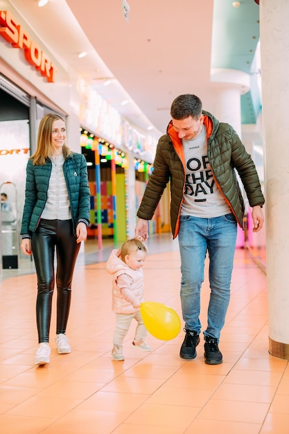 Sport del centro commerciale della figlia del bambino dei genitori della famiglia