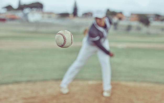 Sport di baseball e lancio di atleti con una palla per una partita o un allenamento su un campo all'aperto Fitness softball e lanciatore che praticano il lancio con l'attrezzatura per il gioco o l'esercizio su un campo allo stadio