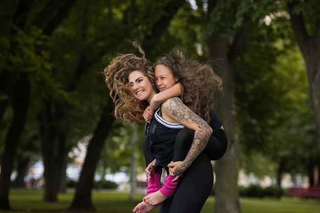 sport di famiglia. felice madre e figlia che si allenano all'aperto