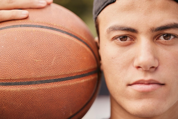 Sport di pallacanestro e ritratto del viso con giocatore di pallacanestro in piedi nel campo all'aperto Esercizio di fitness e primo piano dell'uomo con motivazione e ispirazione per vincere partita e allenamento