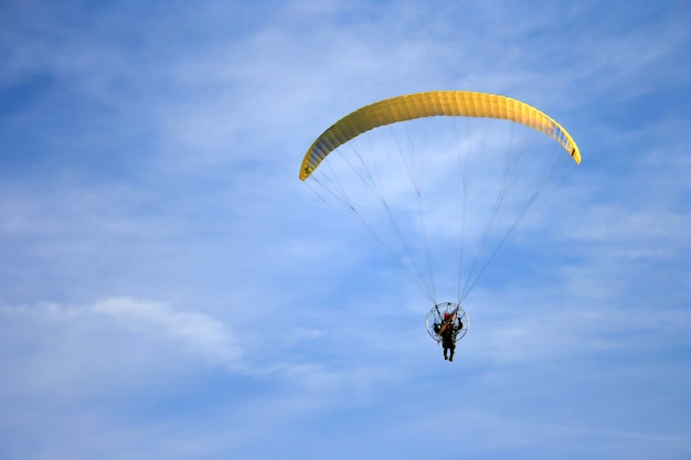 Sport di paramotore contro cielo blu