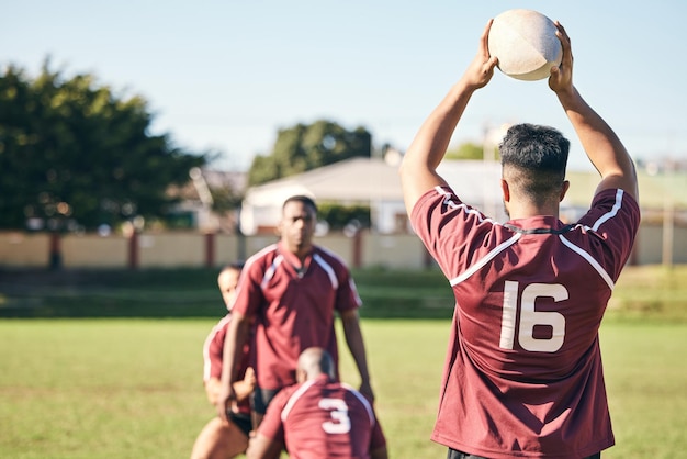 Sport di squadra e rugby con persone in campo per il campione di fitness ed energia Competizione di allenamento e gioco con uomini che giocano con la palla nello stadio per l'allenamento sanitario e il modello di sfida