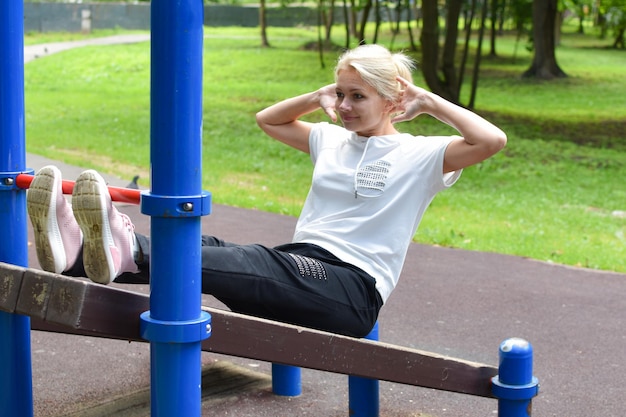 sport di strada nel parco giochi nel parco ginnastica donna