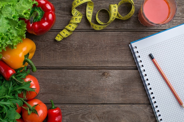 Sport e dieta verdure e centimetro peperoni insalata di pomodori su fondo rustico