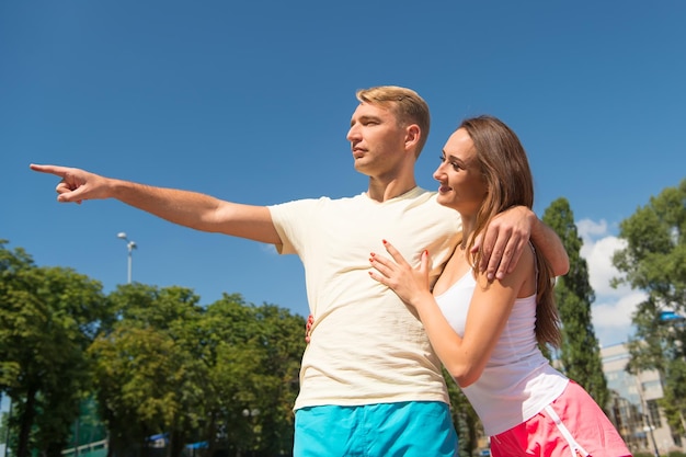 Sport e fitness Attività ed energia estive Allenatore e salute Uomo e donna sole all'aperto sul cielo blu Coppia innamorata si rilassa dopo l'allenamento