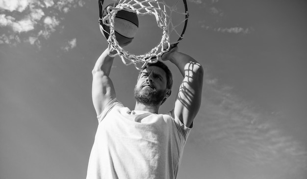 Sport e hobby inzuppare nel cestino slam dunk in movimento attività estiva alta vista